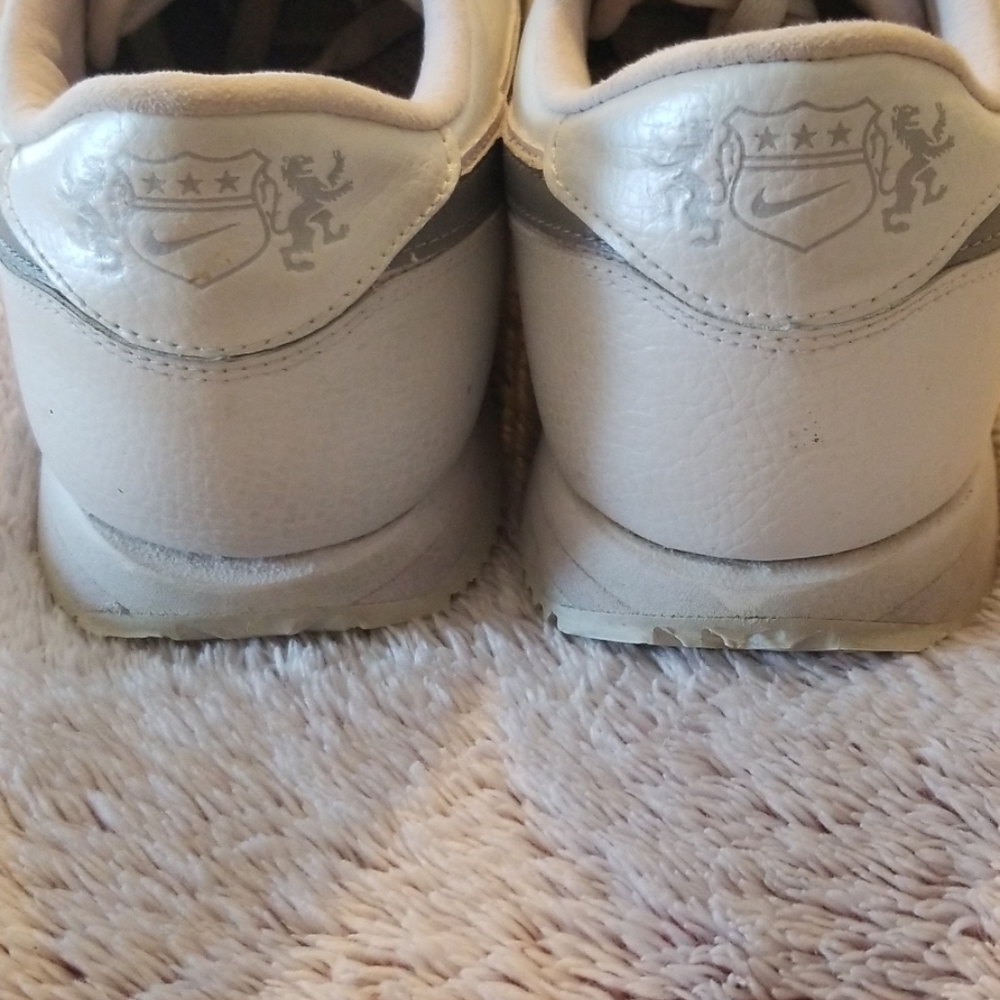 Nike - Picture 3 of 6